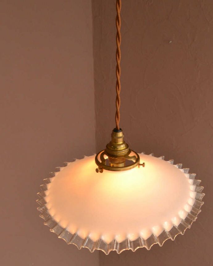 ペンダントライト　照明・ライティング　ミルクガラスのフリルシェード、アンティークペンダントライト（コード・シャンデリア電球・ギャラリーA付き）。。(m-3302-z)