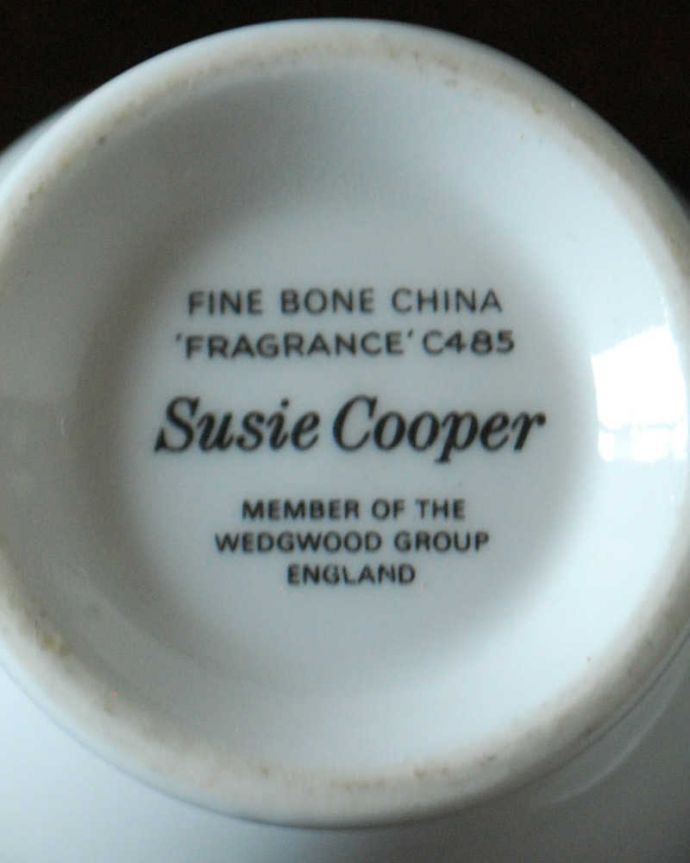 スージークーパー　アンティーク雑貨　スージークーパー、バラとスミレのアンティークカップ＆ソーサー（フレグランスシリーズ）。裏側のバックスタンプ製造メーカー保証の意味がこもった窯印、ポーセリンマークがあります。(m-3305-z)