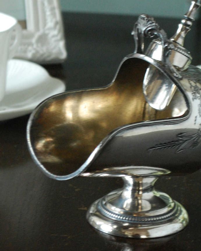 アンティーク シルバー製 アンティーク雑貨 英国のアンティークシルバープレート、スプーン付きのシュガースカットル(シュガーポット)。アフタヌーンティーをより楽しむ器英国の人にとって大切なアフタヌーンティー。(m-3310-z)