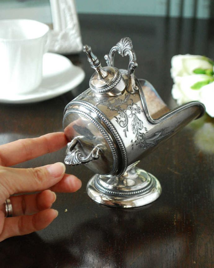 アンティーク シルバー製 アンティーク雑貨 英国のアンティークシルバープレート、スプーン付きのシュガースカットル(シュガーポット)。スコップの形をしたスプーン付き後ろには可愛いスコップの形をしたスプーンが付いているんです。(m-3310-z)