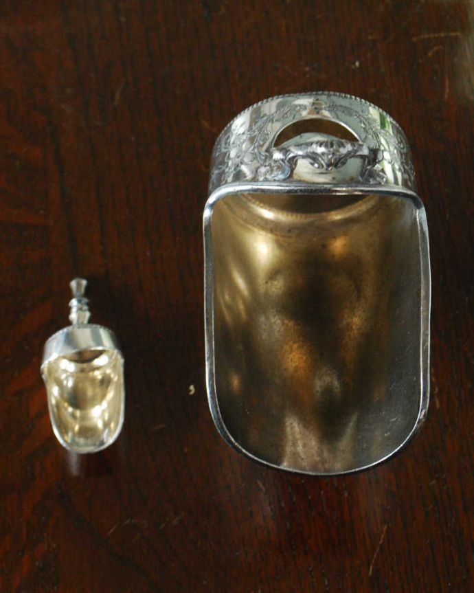 アンティーク シルバー製 アンティーク雑貨 英国のアンティークシルバープレート、スプーン付きのシュガースカットル(シュガーポット)。中をのぞいてみると・・・アンティークのため、多少の欠け・傷がある場合がありますが、使用上問題はありませんので、ご了承下さい。(m-3310-z)