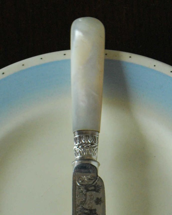 アンティーク シルバー製　アンティーク雑貨　マザーオブパールのアンティークシルバープレート、デザートナイフ。上から見るとこんな感じですアンティークなので多少のキズやカケがある場合はありますが、使用上問題はありませんのでご了承下さい。(m-3311-z)