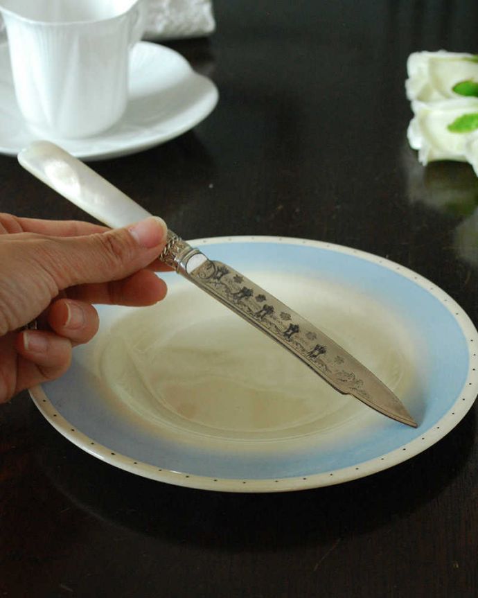 アンティーク シルバー製　アンティーク雑貨　マザーオブパールのアンティークシルバープレート、デザートナイフ。ちゃんと使えますティータイムや、お家パーティーで活躍してくれます。(m-3311-z)