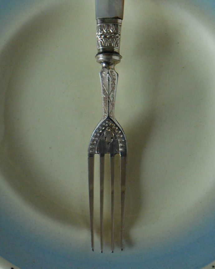 アンティーク雑貨 マザーオブパールのアンティークシルバープレートのデザートフォーク。実際に使えるシルバーのカトラリーヨーロッパでは価値ある食器の一つであるシルバーアイテム。(m-3312-z)