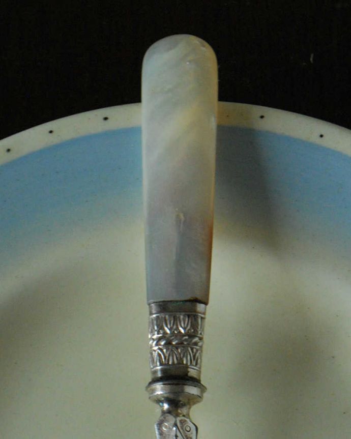 アンティーク雑貨 マザーオブパールのアンティークシルバープレートのデザートフォーク。上から見るとこんな感じですアンティークなので多少のキズやカケがある場合はありますが、使用上問題はありませんのでご了承下さい。(m-3312-z)