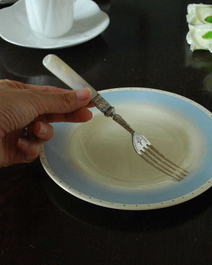 アンティーク雑貨 マザーオブパールのアンティークシルバープレートのデザートフォーク。自宅でも特別な食事の時間が楽しめます。(m-3312-z)