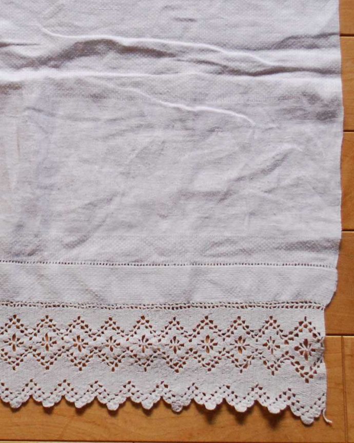 アンティーク 布製の雑貨　アンティーク雑貨　フランスで見つけたアンティークのテーブルランナー（クロス）。テーブルに掛けるだけお花のレースがとっても華やかです。(m-3316-z)
