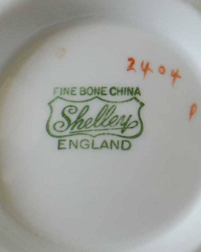 シェ―リー窯 アンティーク雑貨 3色の葉が可愛いシェリー(Shelley)のアンティークミルクポット。裏側には品質の証1945~1966年製造のシェリーのバックスタンプがあります。(m-3324-z)
