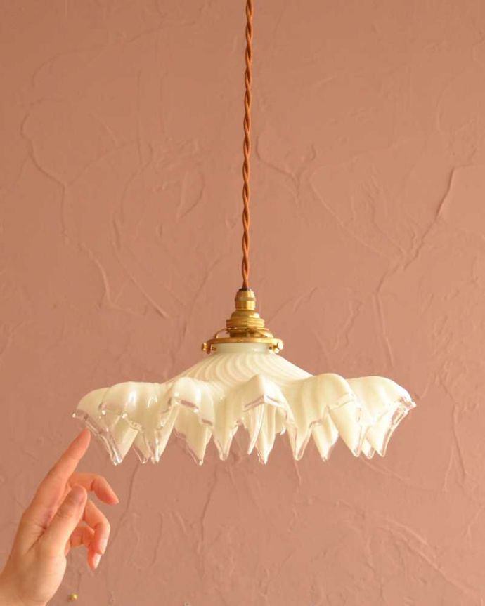 ペンダントライト　照明・ライティング　フランス輸入のミルクガラスランプシェード(コード・シャンデリア電球・ギャラリーA付き) 。。(m-3336-z)