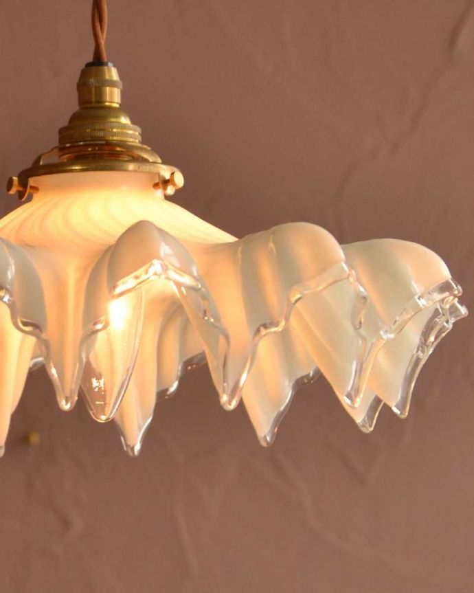 ペンダントライト　照明・ライティング　フランス輸入のミルクガラスランプシェード(コード・シャンデリア電球・ギャラリーA付き) 。。(m-3336-z)