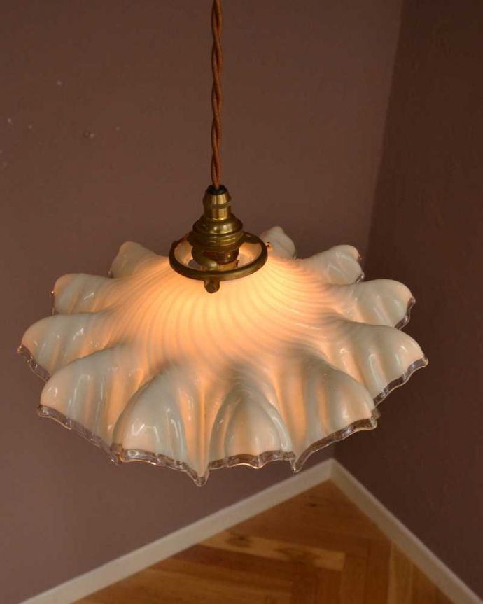 ペンダントライト　照明・ライティング　フランス輸入のミルクガラスランプシェード(コード・シャンデリア電球・ギャラリーA付き) 。。(m-3336-z)