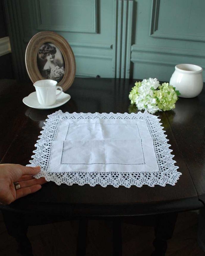 アンティーク 布製の雑貨　アンティーク雑貨　フランスで見つけた繊細で美しいアンティークドイリーレース（スクエア）。コンディションの良いものだけを選びましたアンティークなので、多少の汚れやシミがある場合がありますが、キレイなものだけを選んできました。(m-3339-z)