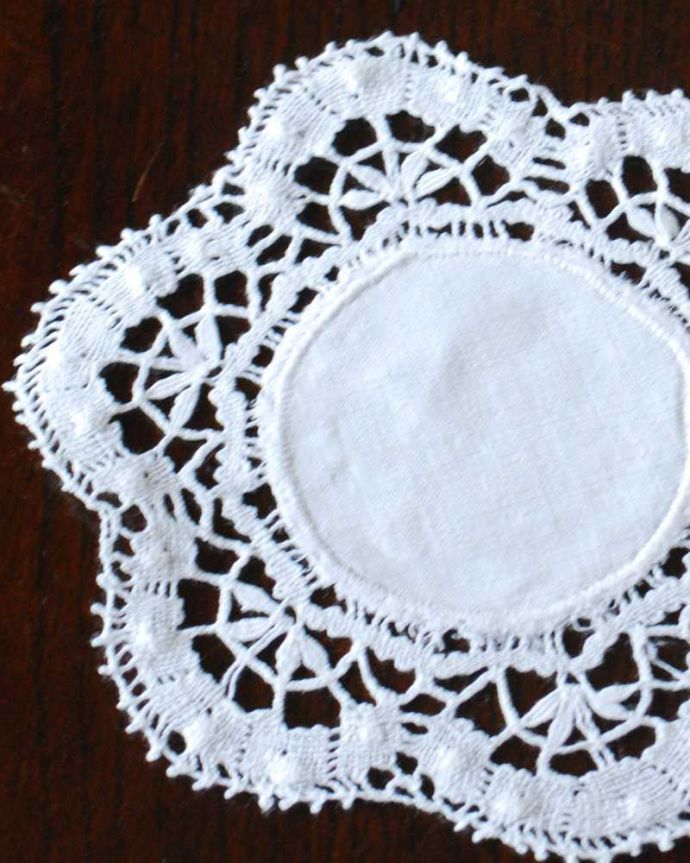 アンティーク 布製の雑貨　アンティーク雑貨　フランスで見つけた、お花のかたちが可愛い小さなアンティークドイリーレース。一枚一枚、大切に手作りされました。(m-3348-z)