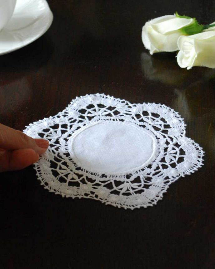 アンティーク 布製の雑貨　アンティーク雑貨　フランスで見つけた、お花のかたちが可愛い小さなアンティークドイリーレース。コンディションの良いものだけを選びましたアンティークなので、多少の汚れやシミがある場合がありますが、キレイなものだけを選んできました。(m-3348-z)