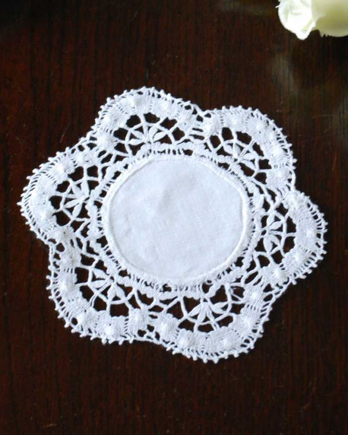 アンティーク 布製の雑貨　アンティーク雑貨　フランスで見つけた、お花のかたちが可愛い小さなアンティークドイリーレース。上から見ると･･･こんな形のドイリーです。(m-3348-z)