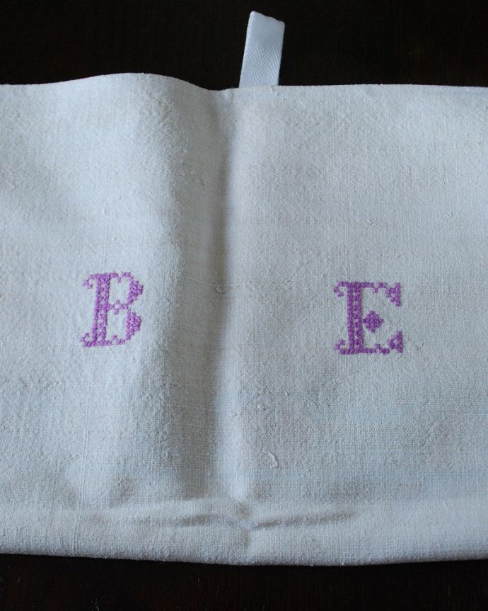 アンティーク 布製の雑貨　アンティーク雑貨　薔薇＆イニシャルの刺繍入りのアンティークハンガリーリネン。大切なイニシャル入りお母さんから娘に渡されるお嫁入り道具には、ちゃんとイニシャルが刺繍されているんです。(m-3358-z)
