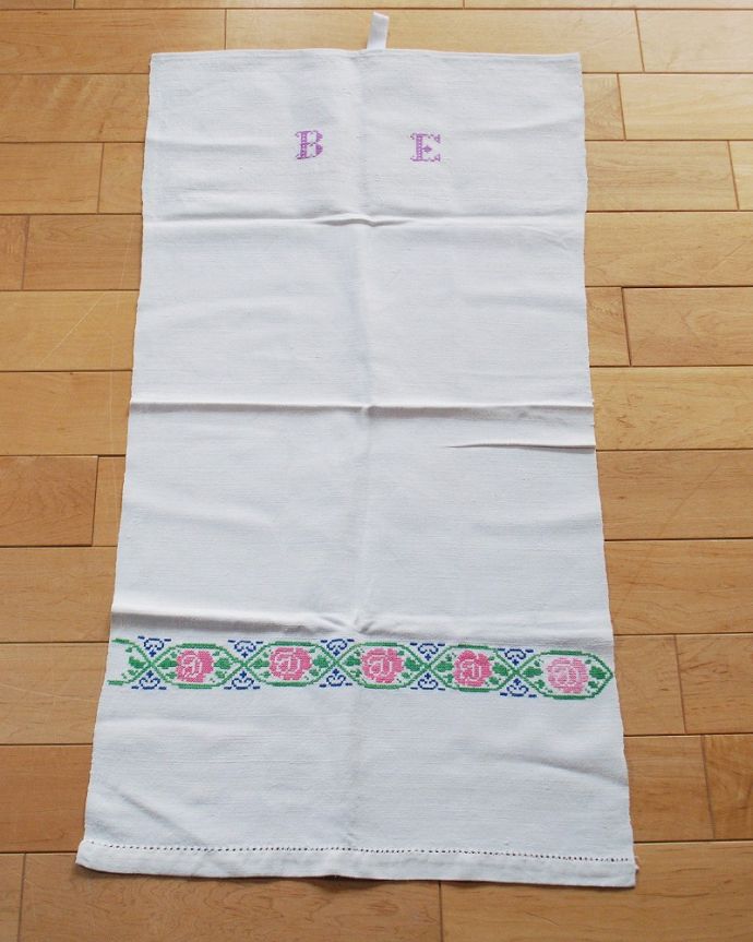 アンティーク 布製の雑貨　アンティーク雑貨　薔薇＆イニシャルの刺繍入りのアンティークハンガリーリネン。上から見ると･･･こんな形のハンガリーリネンです。(m-3358-z)