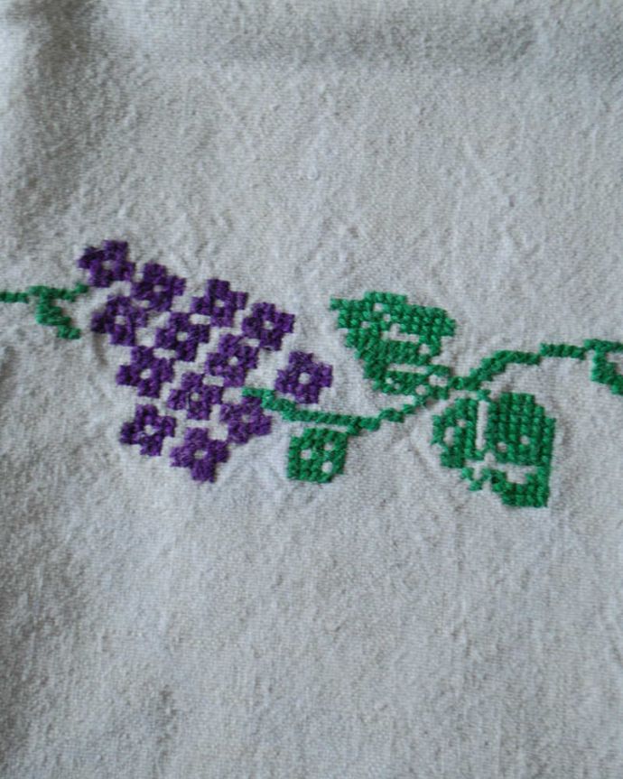 ぶどう＆イニシャルの刺繍入りのアンティークハンガリーリネン(m-3359