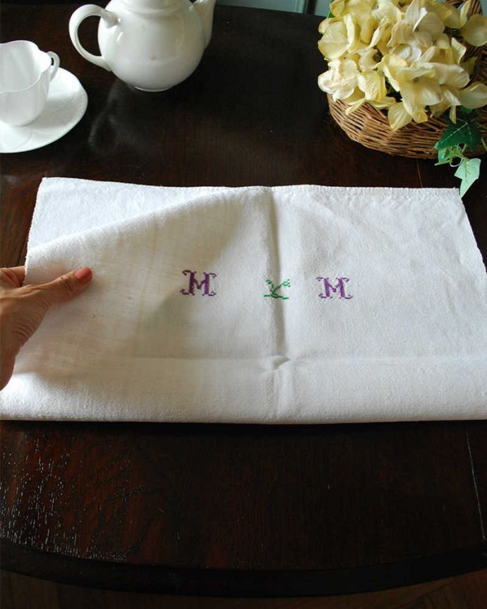 アンティーク 布製の雑貨　アンティーク雑貨　ぶどう＆イニシャルの刺繍入りのアンティークハンガリーリネン。キレイなものを選んできました新品ではないので多少の汚れやシミがある場合がありますが、いいものを選んできました。(m-3359-z)