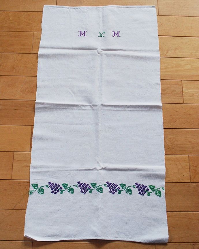 アンティーク 布製の雑貨　アンティーク雑貨　ぶどう＆イニシャルの刺繍入りのアンティークハンガリーリネン。上から見ると･･･こんな形のハンガリーリネンです。(m-3359-z)