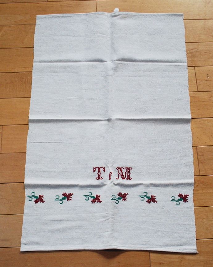 アンティーク 布製の雑貨　アンティーク雑貨　赤いお花＆イニシャルの刺繍入りのアンティークハンガリーリネン。上から見ると･･･こんな形のハンガリーリネンです。(m-3360-z)