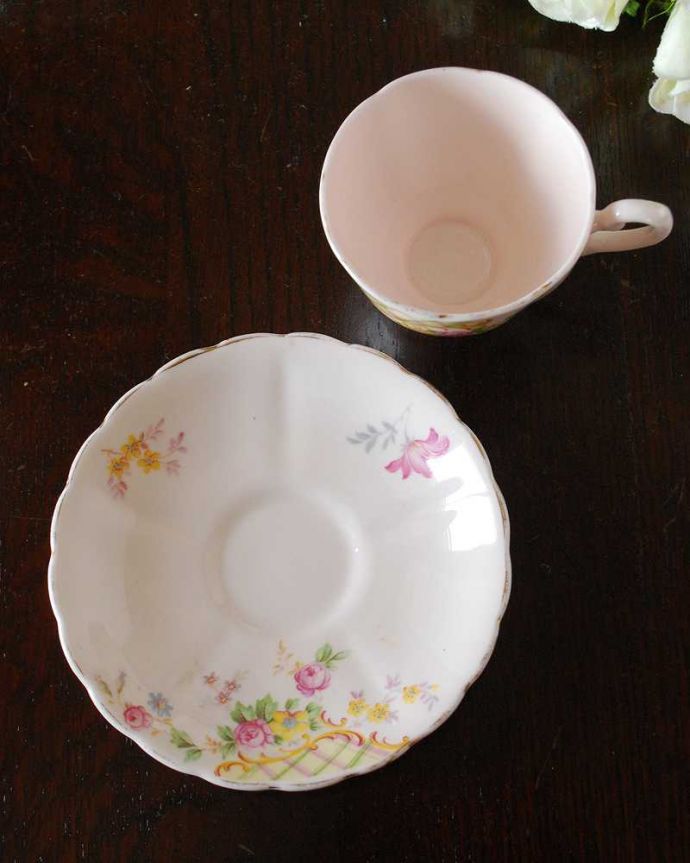 アンティーク 陶磁器の雑貨 アンティーク雑貨 イギリスのカップ&ソーサー、トスカン窯(プラント)のアンティーク。上から見るとこんな感じです状態のいいものだけを選んでいますが、アンティークなのでキズや欠けがある場合があります。(m-3363-z)