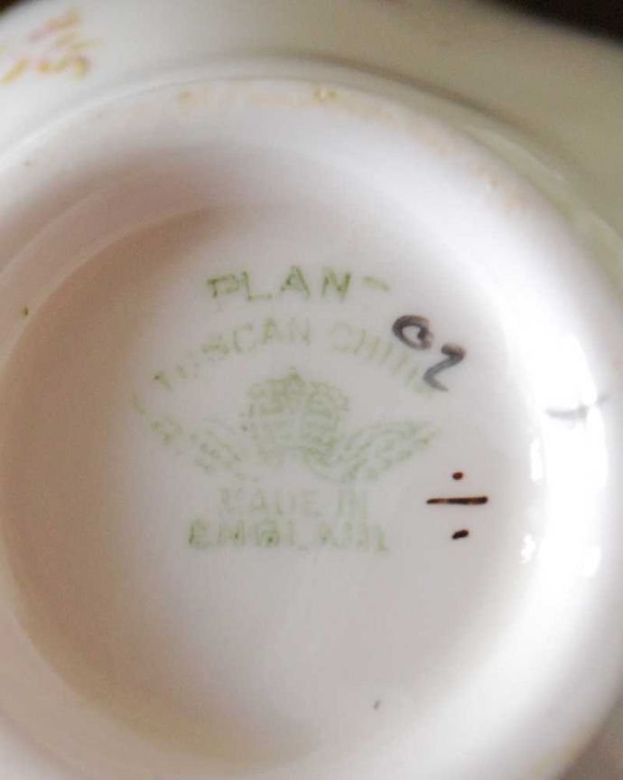 アンティーク 陶磁器の雑貨 アンティーク雑貨 イギリスのカップ&ソーサー、トスカン窯(プラント)のアンティーク。裏側には品質の証製造メーカー保証の意味がこもった窯印、ポーセリンマークがあります。(m-3363-z)