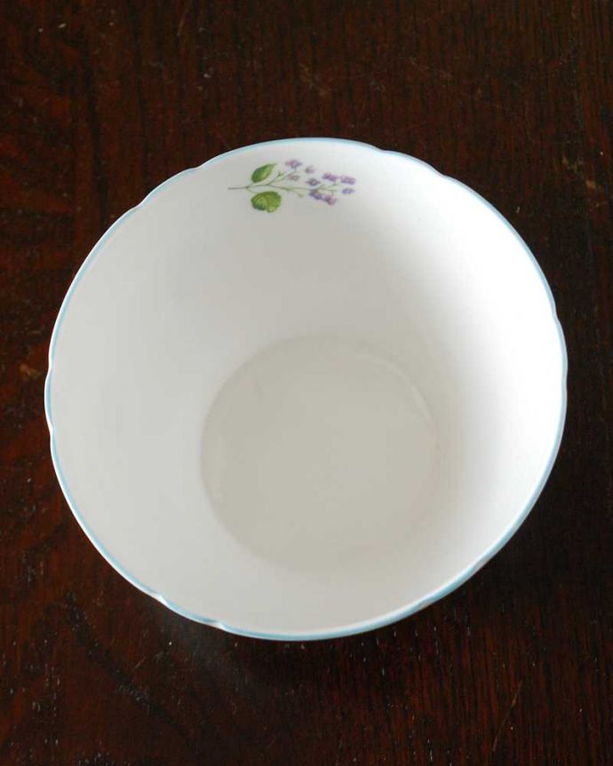 アンティーク雑貨 可憐なお花のシェリー窯(ワイルドフラワー) のアンティークシュガーポット。上からのぞいてみると・・・アンティークのため、多少の欠け・傷がある場合がありますが、使用上問題がないものだけを選んできたので、ご了承下さい。(m-3370-z)