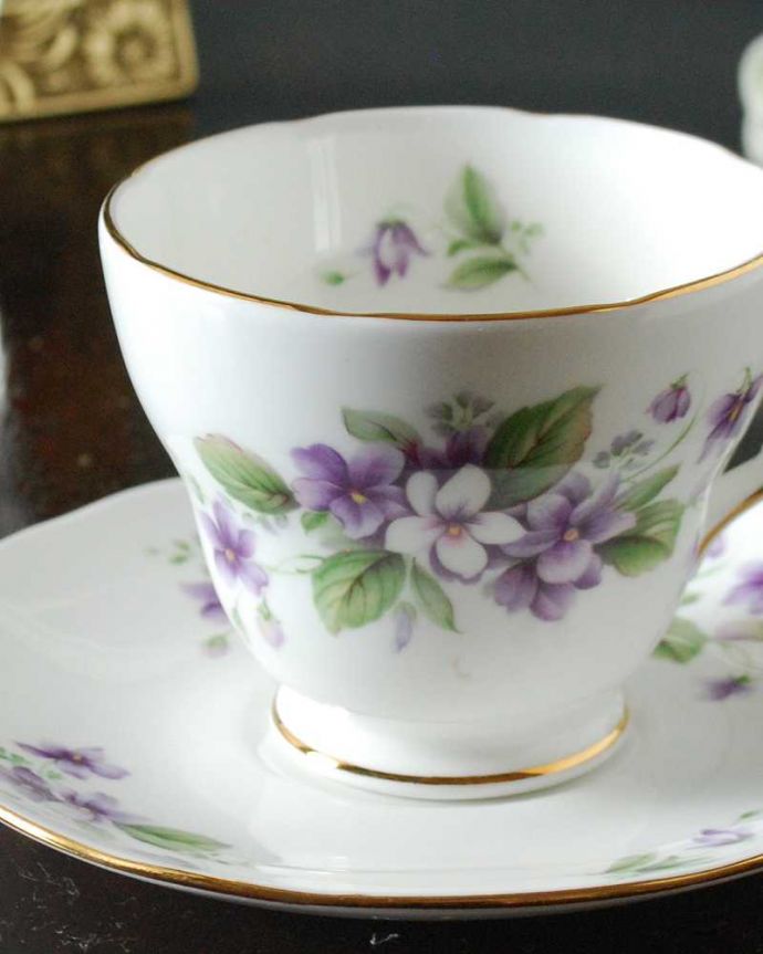 アンティーク 陶磁器の雑貨 アンティーク雑貨 スミレの花が咲き誇るDUCHESS(ダッチェス)アンティークカップ&ソーサー(Tivoli)。英国で人気のスミレ柄ビクトリア時代の女性にとって、特別だったスミレの花。(m-3371-z)