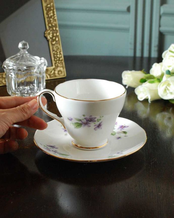 アンティーク 陶磁器の雑貨 アンティーク雑貨 スミレの花が咲き誇るDUCHESS(ダッチェス)アンティークカップ&ソーサー(Tivoli)。お茶の時間をもっと優雅に・・・眺めているだけじゃもったいないので、実用的に使って下さい。(m-3371-z)