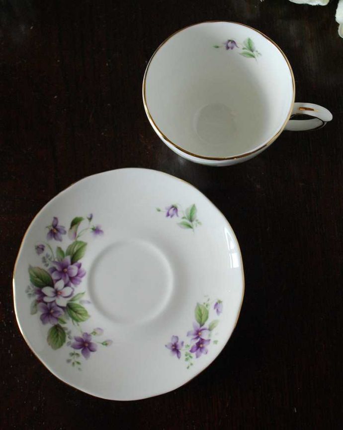 アンティーク 陶磁器の雑貨 アンティーク雑貨 スミレの花が咲き誇るDUCHESS(ダッチェス)アンティークカップ&ソーサー(Tivoli)。上から見るとこんな感じです状態のいいものだけを選んでいますが、アンティークなのでキズや欠けがある場合があります。(m-3371-z)