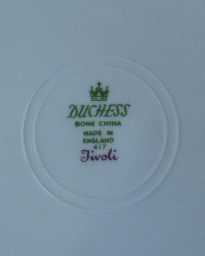 アンティーク 陶磁器の雑貨　アンティーク雑貨　すみれが咲きほこるＤUCHESS（ダッチェス）のアンティークプレート（Tivoli）。裏側には品質の証製造メーカー保証の意味がこもった窯印、ポーセリンマークがあります。(m-3372-z)