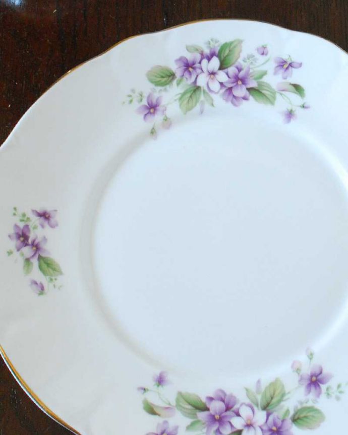 アンティーク 陶磁器の雑貨 アンティーク雑貨 ダッチェス DUCHESS (Tivoli)スミレのお花のアンティークBBプレート。英国で人気のスミレ柄ビクトリア時代の女性にとって、特別だったスミレの花。(m-3373-z)