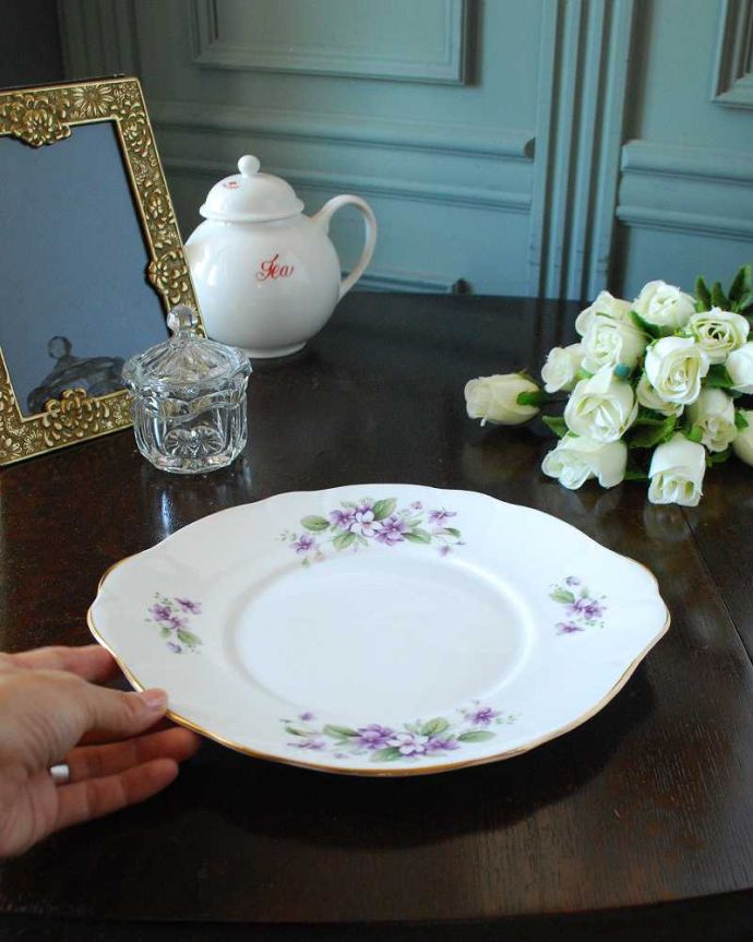 アンティーク 陶磁器の雑貨 アンティーク雑貨 ダッチェス DUCHESS (Tivoli)スミレのお花のアンティークBBプレート。現在も日常使いされるB&Bプレートディナー皿代わりにも使える大きなサイズ。(m-3373-z)