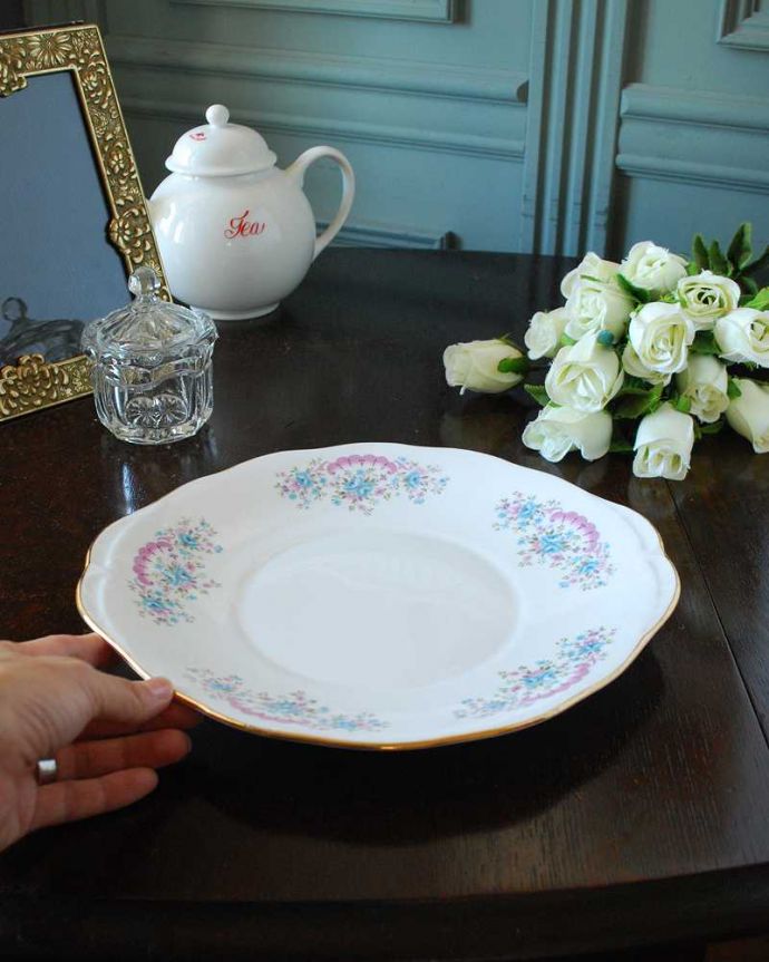 アンティーク 陶磁器の雑貨　アンティーク雑貨　ピンクとブルーの色の組み合わせが可愛いお花模様のアンティークBBプレート。現在も日常使いされるB＆Bプレートディナー皿代わりにも使える大きなサイズ。(m-3383-z)