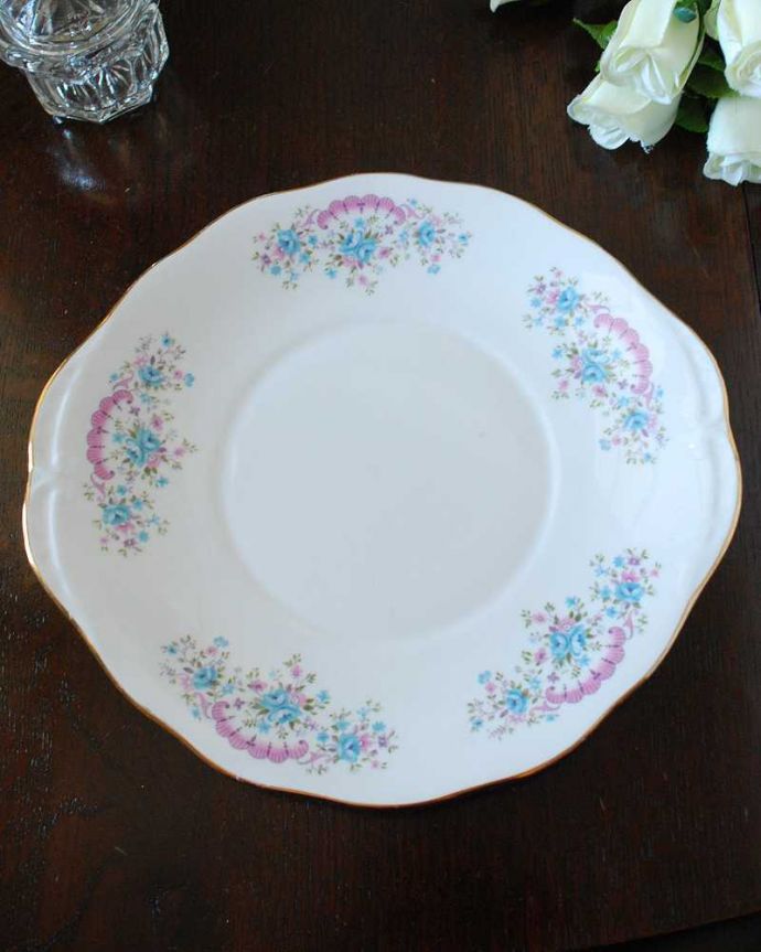 アンティーク 陶磁器の雑貨　アンティーク雑貨　ピンクとブルーの色の組み合わせが可愛いお花模様のアンティークBBプレート。上から見るとこんな感じです状態のいいものだけを選んでいますが、アンティークなのでキズや欠けがある場合があります。(m-3383-z)