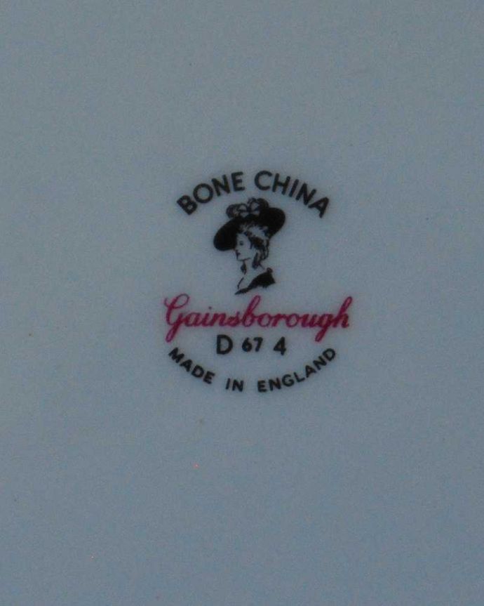 アンティーク 陶磁器の雑貨　アンティーク雑貨　ピンクとブルーの色の組み合わせが可愛いお花模様のアンティークBBプレート。裏側には品質の証製造メーカー保証の意味がこもった窯印、ポーセリンマークがあります。(m-3383-z)