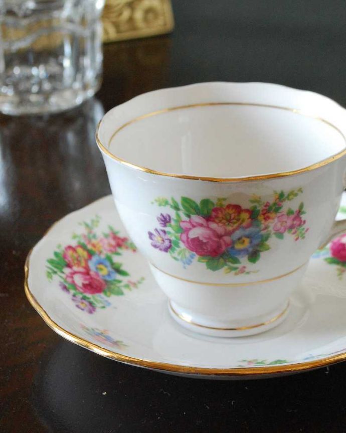 アンティーク 陶磁器の雑貨　アンティーク雑貨　お花のブーケが華やかなアンティーク雑貨、Colclough （コルクラフ）のカップ＆ソーサー。飾って使って楽しむ小さなアンティークアンティークでしか手に入れることが出来ない美しい模様のカップ＆ソーサー。(m-3385-z)