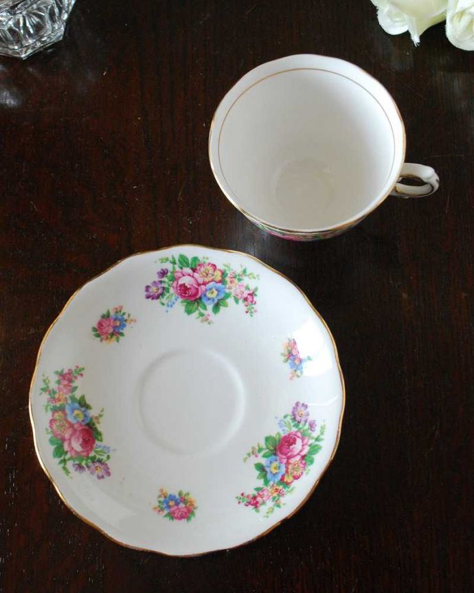 アンティーク 陶磁器の雑貨　アンティーク雑貨　お花のブーケが華やかなアンティーク雑貨、Colclough （コルクラフ）のカップ＆ソーサー。上から見るとこんな感じです状態のいいものだけを選んでいますが、アンティークなのでキズや欠けがある場合があります。(m-3385-z)