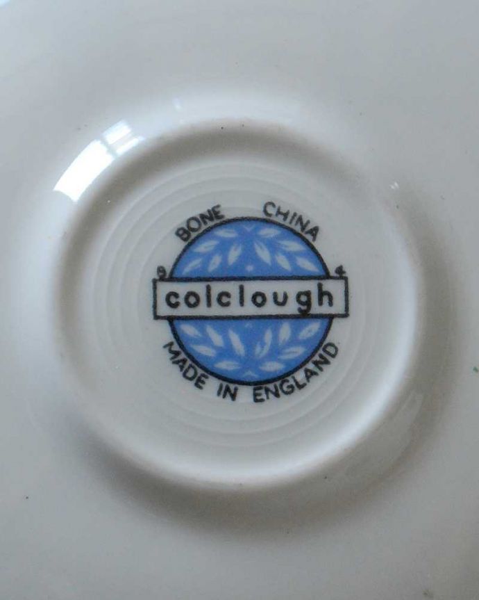 アンティーク 陶磁器の雑貨　アンティーク雑貨　お花のブーケが華やかなアンティーク雑貨、Colclough （コルクラフ）のカップ＆ソーサー。裏側には品質の証製造メーカー保証の意味がこもった窯印、ポーセリンマークがあります。(m-3385-z)