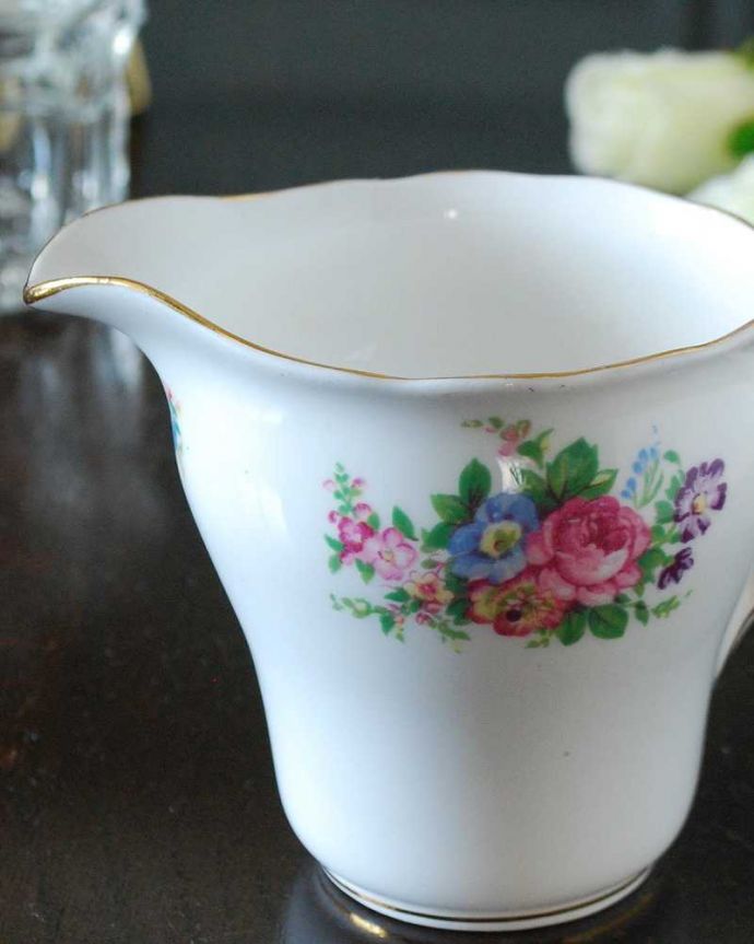 アンティーク 陶磁器の雑貨　アンティーク雑貨　お花のブーケが華やかなアンティーク雑貨、Colclough （コルクラフ）のミルクポット。お茶の時間に欠かせないミルクピッチャー紅茶を愛する英国のお茶の時間に欠かせないミルクティーのために作られた陶磁器のミルクピッチャー。(m-3387-z)