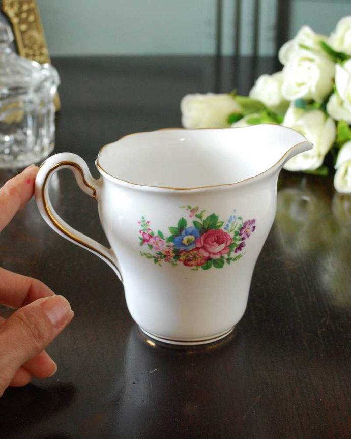 アンティーク 陶磁器の雑貨　アンティーク雑貨　お花のブーケが華やかなアンティーク雑貨、Colclough （コルクラフ）のミルクポット。自分だけの使い方で使ってみましょうたっぷりミルクが注げるように、英国のミルクピッチャーのサイズは他の国のものと比べて大きめに作られていて実用的。(m-3387-z)