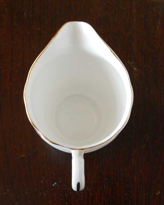 アンティーク 陶磁器の雑貨　アンティーク雑貨　お花のブーケが華やかなアンティーク雑貨、Colclough （コルクラフ）のミルクポット。上から見るとこんな感じです状態のいいものだけを選んでいますが、アンティークなのでキズや欠けがある場合があります。(m-3387-z)