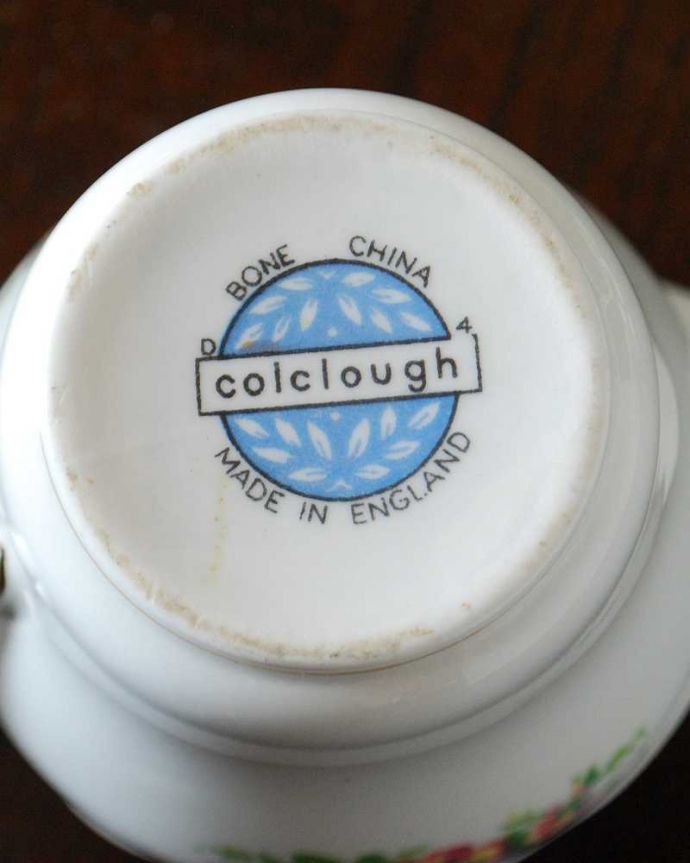 アンティーク 陶磁器の雑貨　アンティーク雑貨　お花のブーケが華やかなアンティーク雑貨、Colclough （コルクラフ）のミルクポット。裏側には品質の証製造メーカー保証の意味がこもった窯印、ポーセリンマークがあります。(m-3387-z)