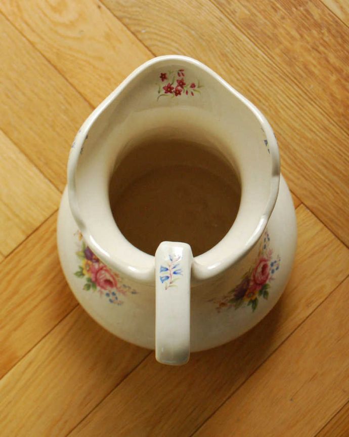 アンティーク 陶磁器の雑貨　アンティーク雑貨　英国で見つけたお花のブーケが可愛いアンティークジャグ。上から見るとこんな感じです状態のいいものだけを選んでいますが、アンティークなのでキズや欠けがある場合があります。(m-3388-z)