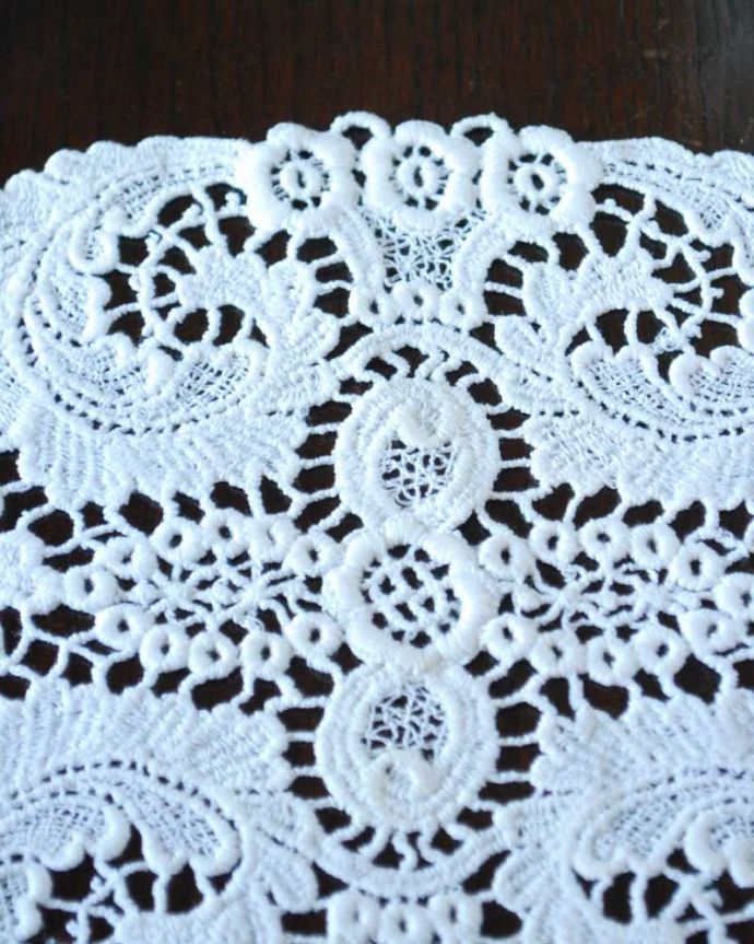 アンティーク 布製の雑貨　アンティーク雑貨　フランスで見つけた華やかなアンティークドイリー（オーバル）。テーブルに置くだけでお部屋雰囲気が変わりますお花のレースがとっても華やかです。(m-3407-z)