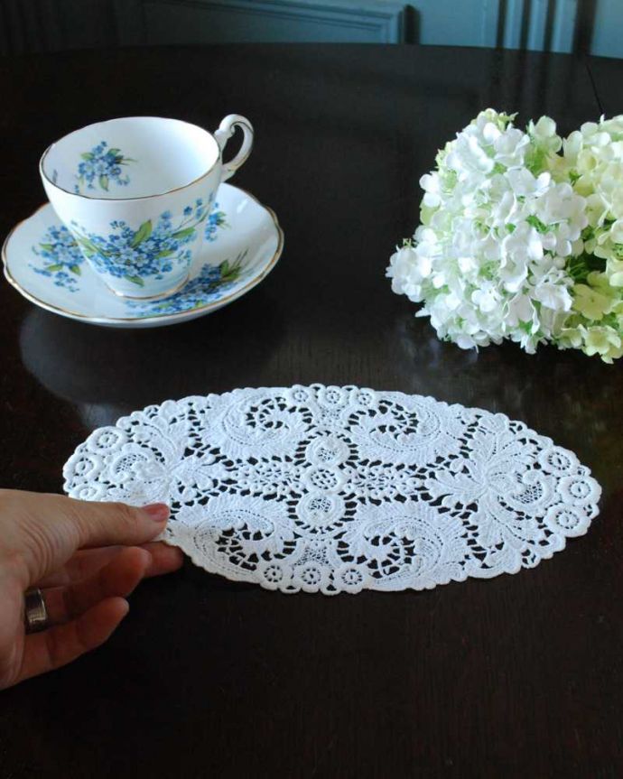 アンティーク 布製の雑貨　アンティーク雑貨　フランスで見つけた華やかなアンティークドイリー（オーバル）。コンディションの良いものだけを選びましたアンティークなので、多少の汚れやシミがある場合がありますが、キレイなものだけを選んできました。(m-3407-z)