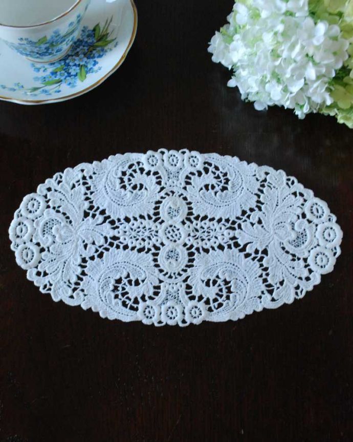 アンティーク 布製の雑貨　アンティーク雑貨　フランスで見つけた華やかなアンティークドイリー（オーバル）。上から見ると･･･こんな形のドイリーです。(m-3407-z)