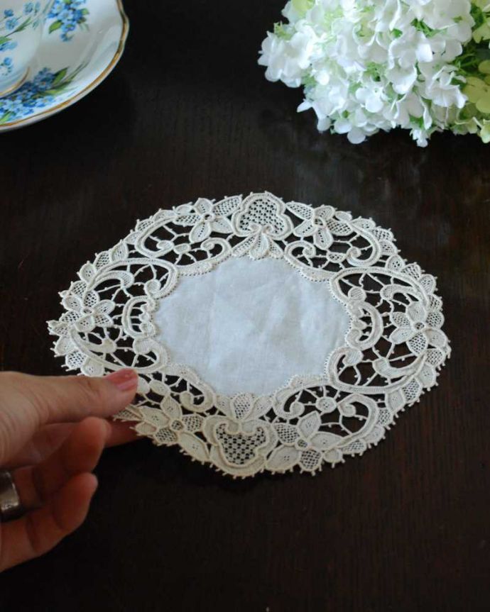 アンティーク 布製の雑貨　アンティーク雑貨　フランスで出会ったハンドメイドの小さなお花のアンティークドイリー。コンディションの良いものだけを選びましたアンティークなので、多少の汚れやシミがある場合がありますが、キレイなものだけを選んできました。(m-3408-z)