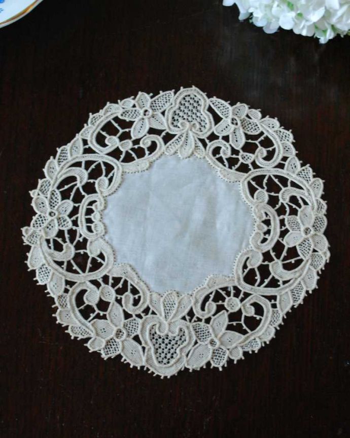 アンティーク 布製の雑貨　アンティーク雑貨　フランスで出会ったハンドメイドの小さなお花のアンティークドイリー。上から見ると･･･こんな形のドイリーです。(m-3408-z)
